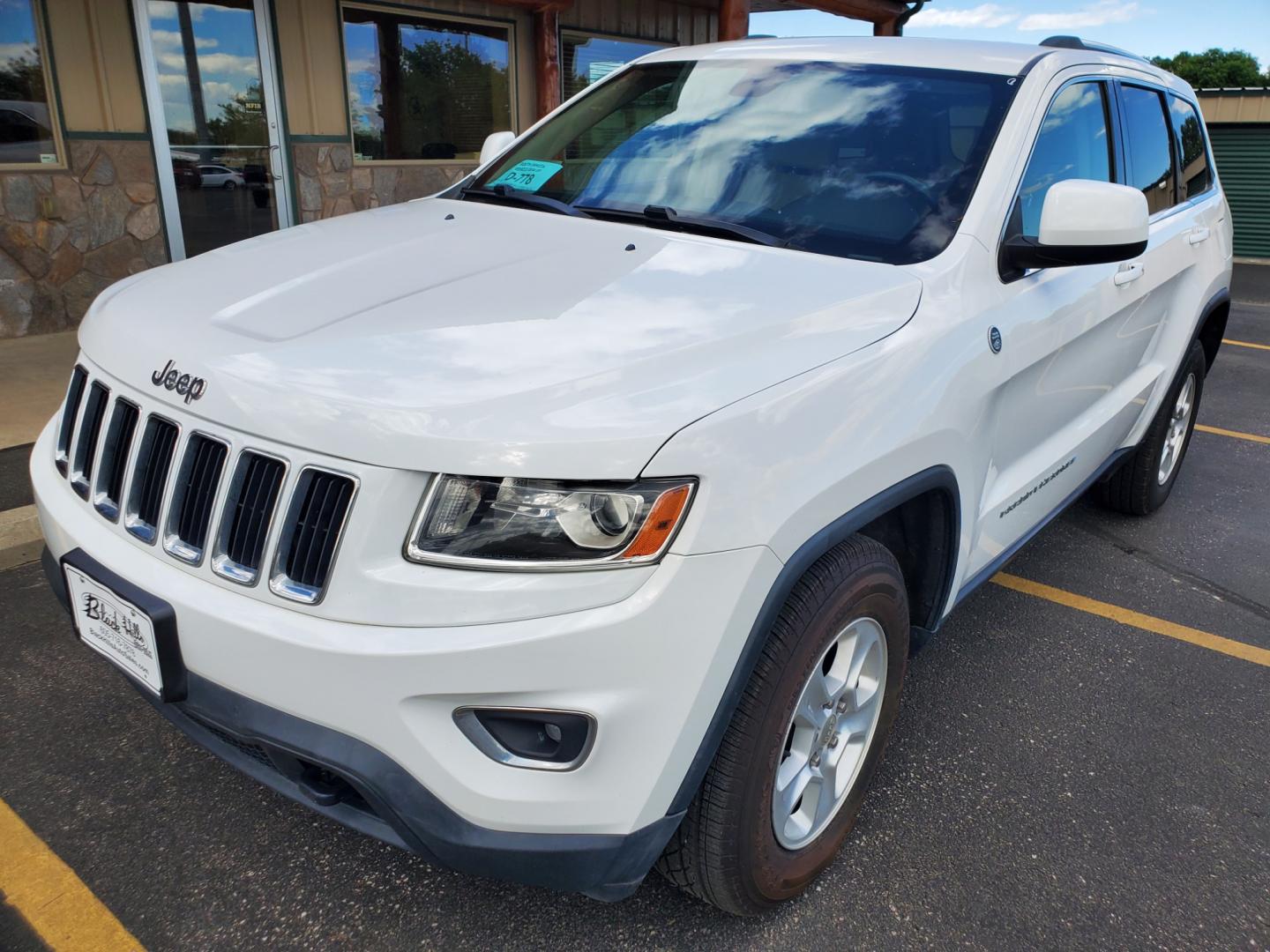 2014 White /Black Jeep Grand Cherokee Laredo (1C4RJFAGXEC) with an 3.6L V6 24 Valve VVT engine, 8-Speed Automatic transmission, located at 1600 E Hwy 44, Rapid City, SD, 57703, (605) 716-7878, 44.070232, -103.171410 - Photo#2